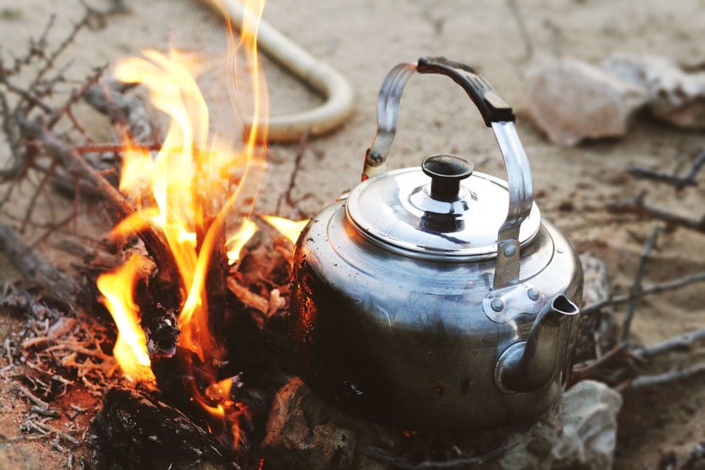 Cowboy coffee: olla / hervidor sobre fuego